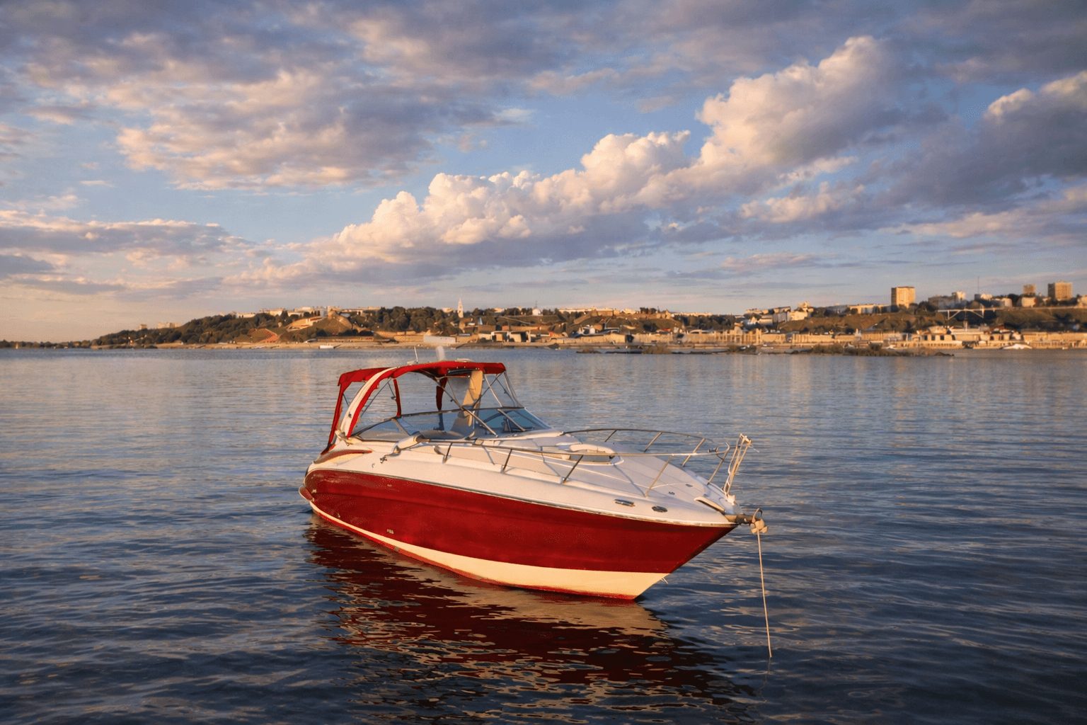 Катер на воде в Нижнем Новгороде